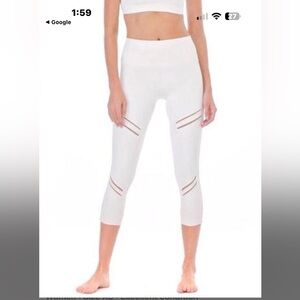ALO Yoga  White
Medium Crop
Leggings